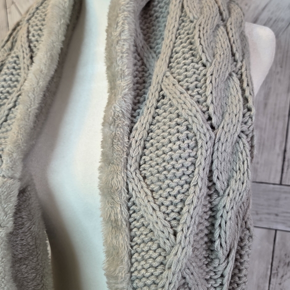 UGG Cream Cable Knit Beanie and Scarf Set - Picture 4 of 6